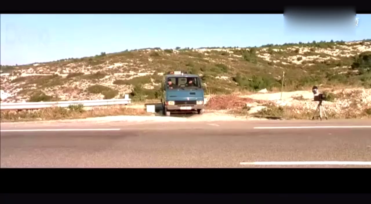 交警为逮出租车超速，买了辆跑车，谁知出租车跑得比高铁还快