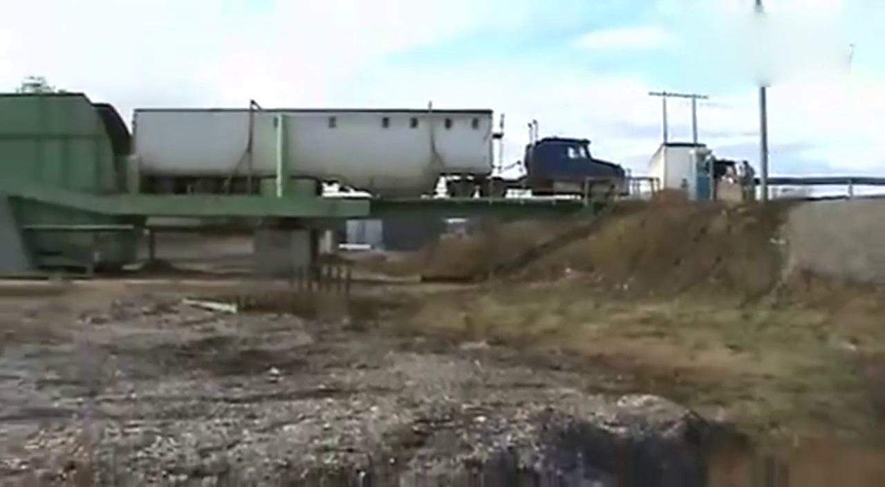 大卡车是如何卸货的，这可不是拉个手刹就可以的！