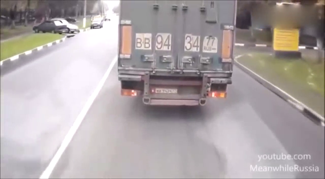 小轿车强行变道且嚣张，大卡车怒不可遏一脚油门怼了上去