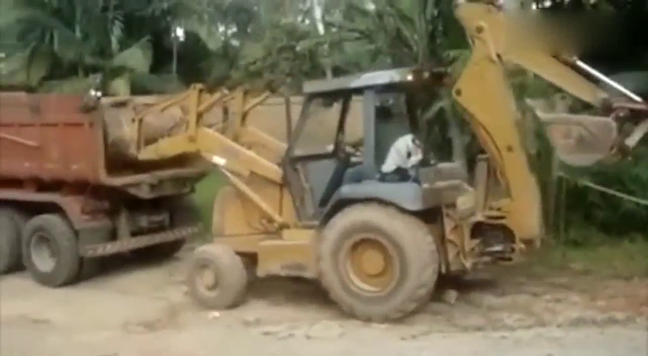 这技术空前绝后！看挖掘机如何上卡车