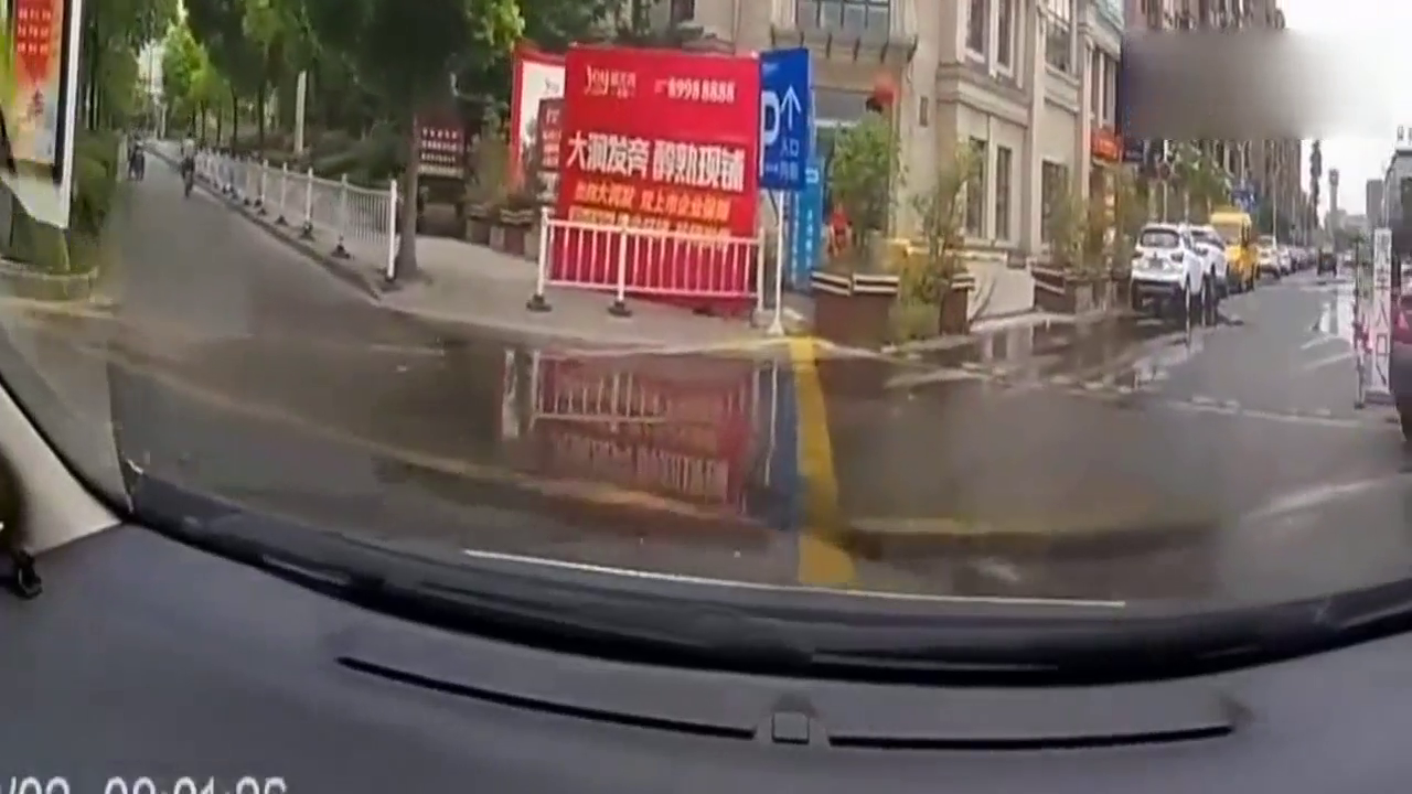 保安这样逗电动车，小心车主放下车子去揍你