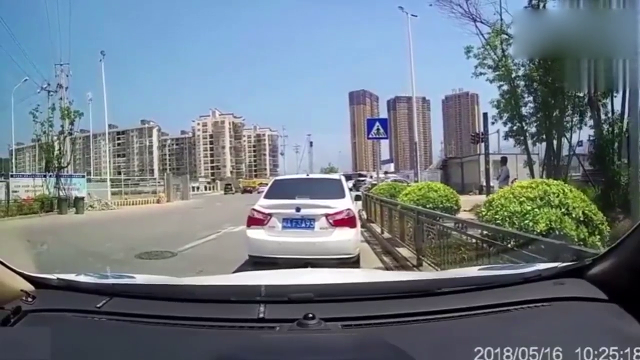 出租车快速变道，瞬间被撞扁,这该是谁的责任？