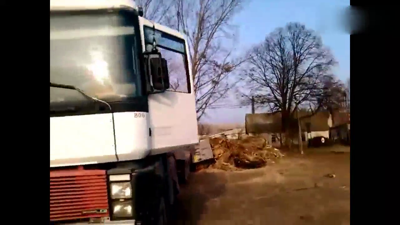 卡车太长重心偏离，会出现下面的状况