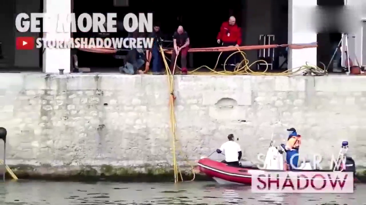 大街上碰到一辆卡车 看到司机以后我浑身都是汗