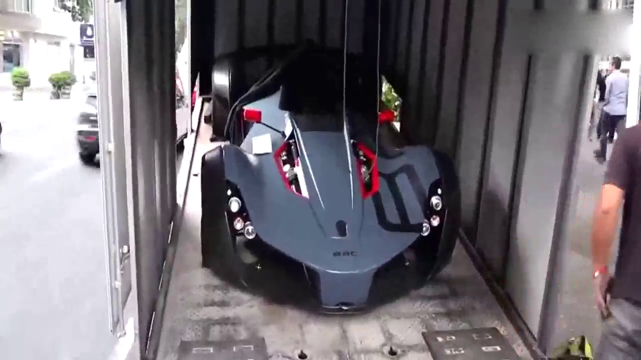 土豪订购的跑车交付现场，进入车库
