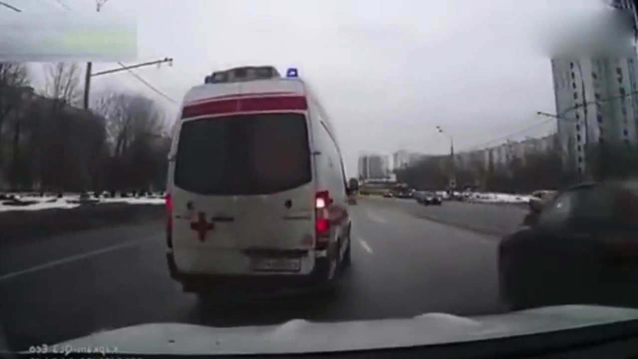 出租车太缺德了，故意急刹逼停救护车，接下来一幕引起了公愤