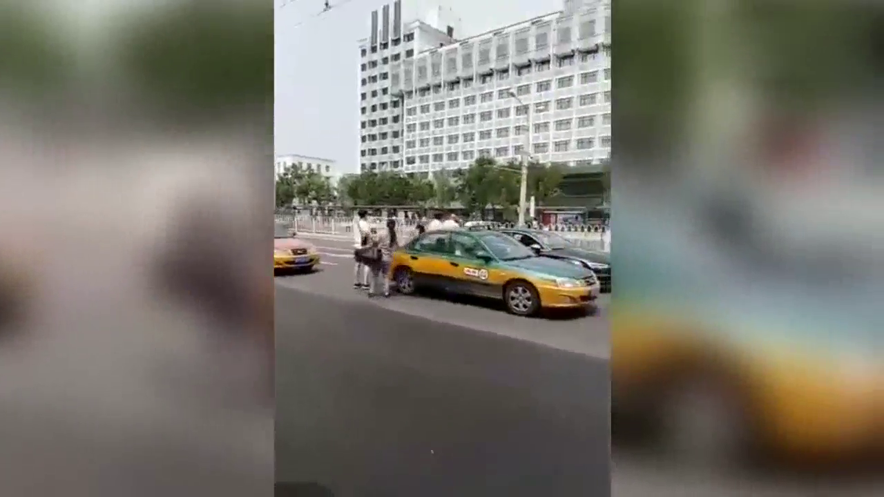 出租车私家车起冲突 ，奥迪车发飙了