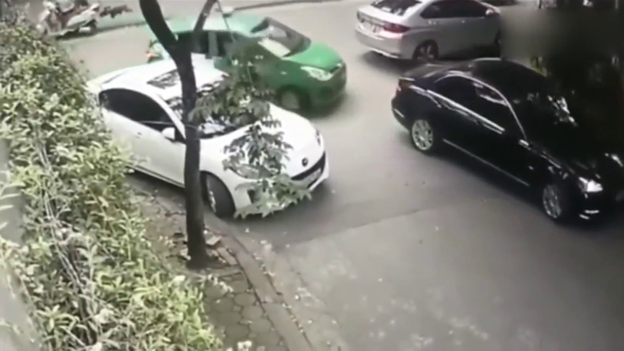 出租车碰上硬茬了，要不是看监控，都不知道宝马有多嚣张！