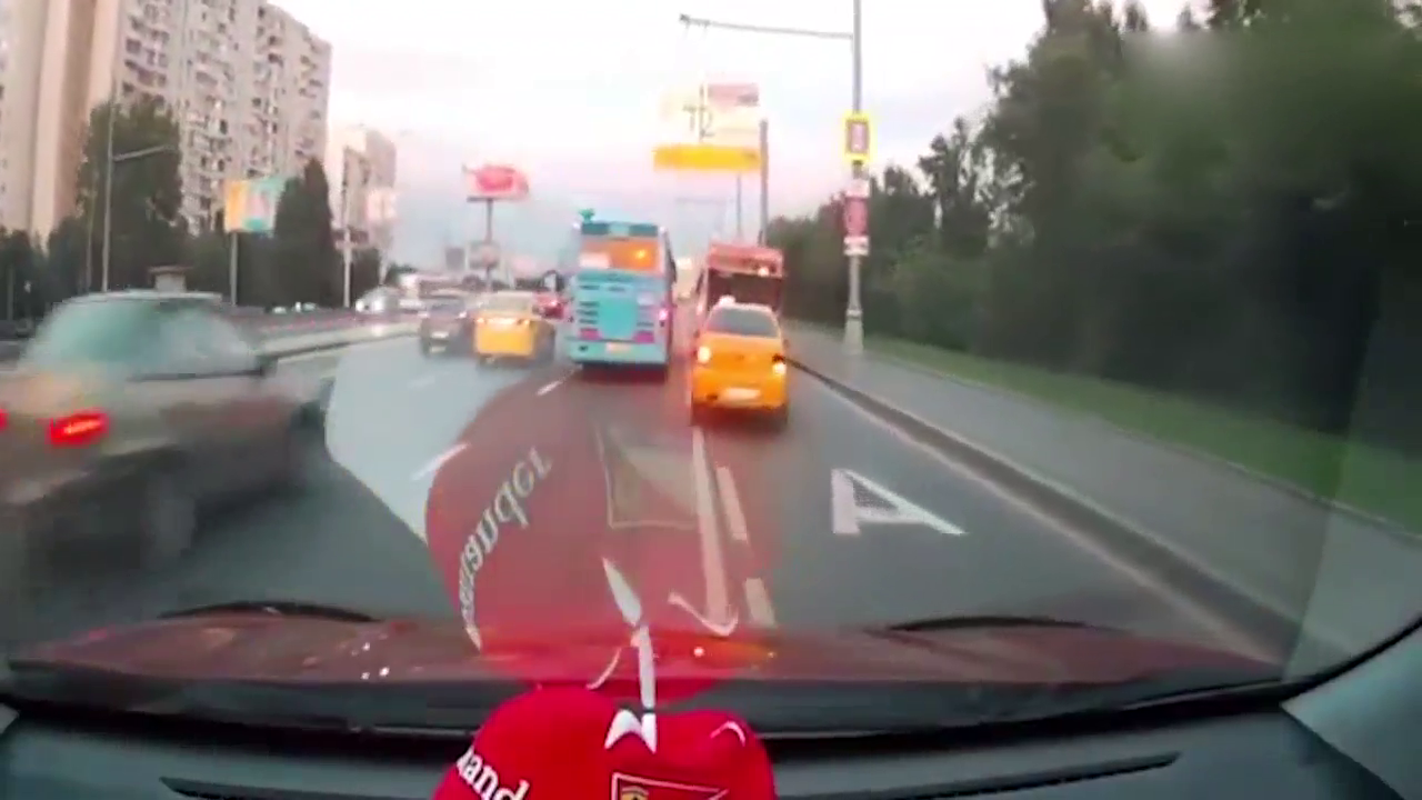 出租车赶着去投胎吗？刚超车就撞