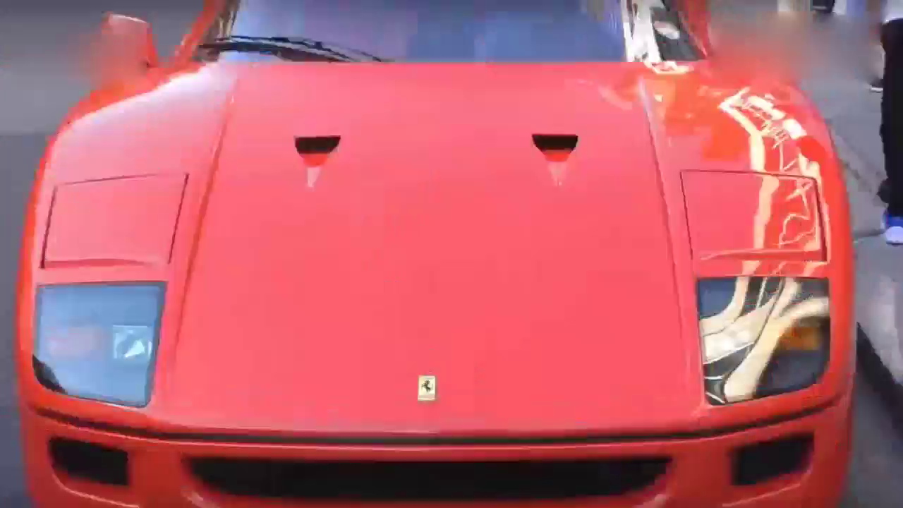 保时捷跑车高速上超了宝马M2，车主比了个手势保时捷只能吃灰