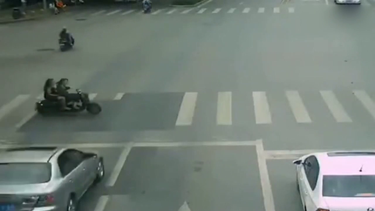 大货车要是刹不住了，不管是豪车还是跑车，在他面前都成了废铁