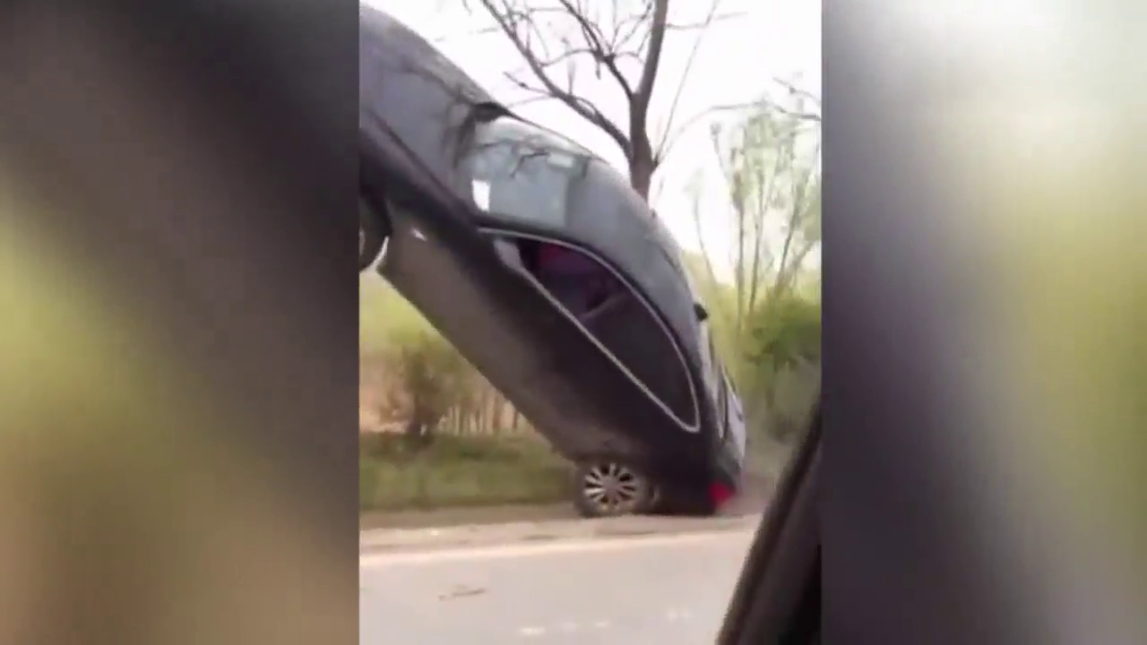 奇葩车祸不稀罕了，就服拍视频的这句评论