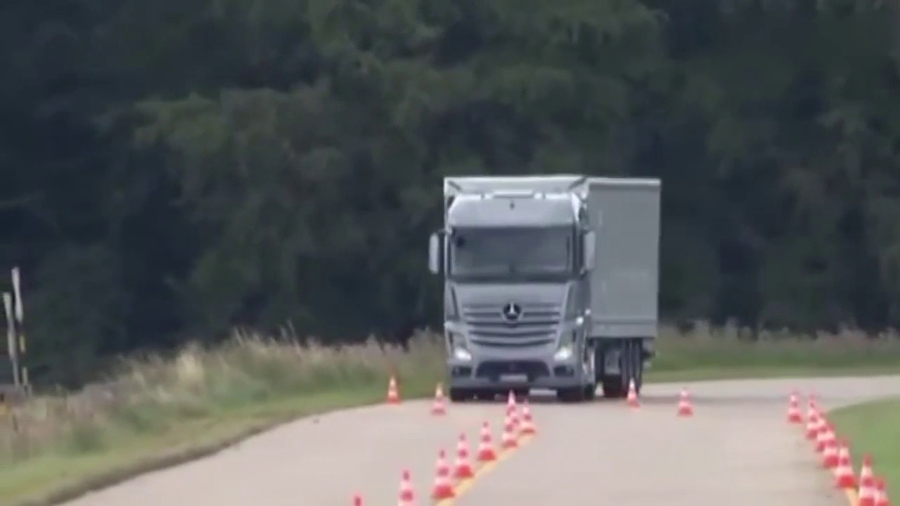 奔驰卡车，雨路地滑，急打方向也没出现打滑