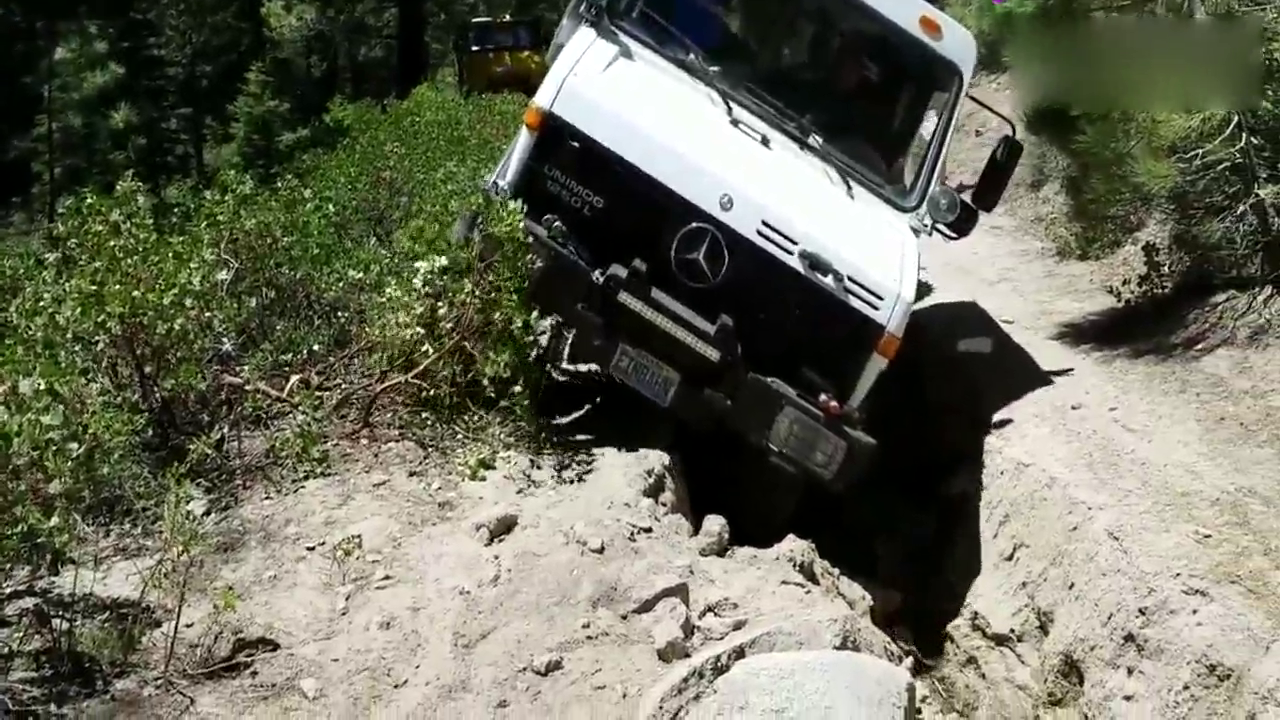 奔驰乌尼莫克越野卡车走山路，一个深坑才知道多牛！