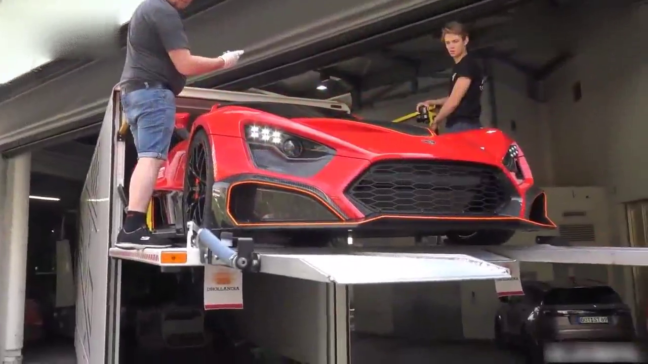 1200匹马力的跑车交付客户，开出运输车后，兰博基尼瞬间失去光彩