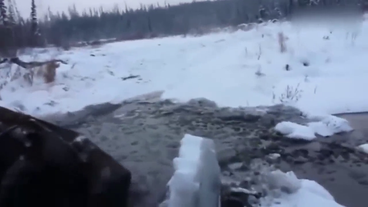 最强卡车动力，狠狠的推平一米厚的冰块，怎么做到的？