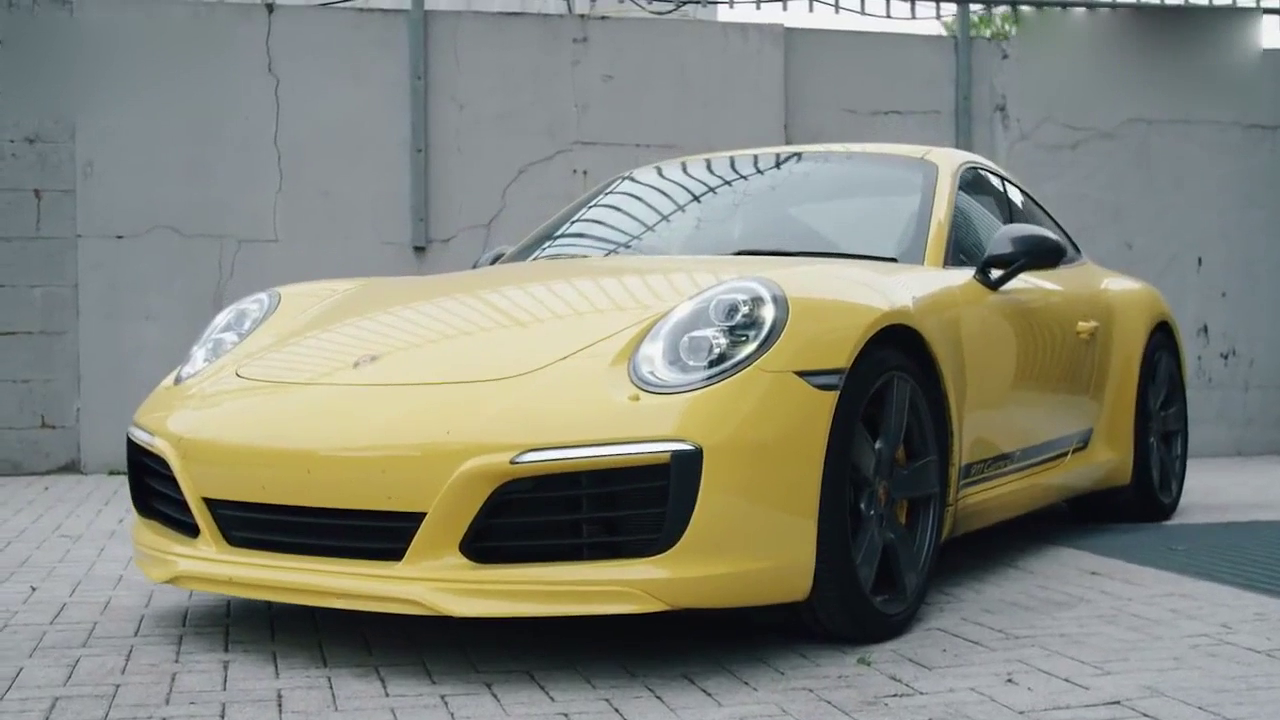 土豪买150万的保时捷跑车到货，打开送的礼物那一刻霸气开始！