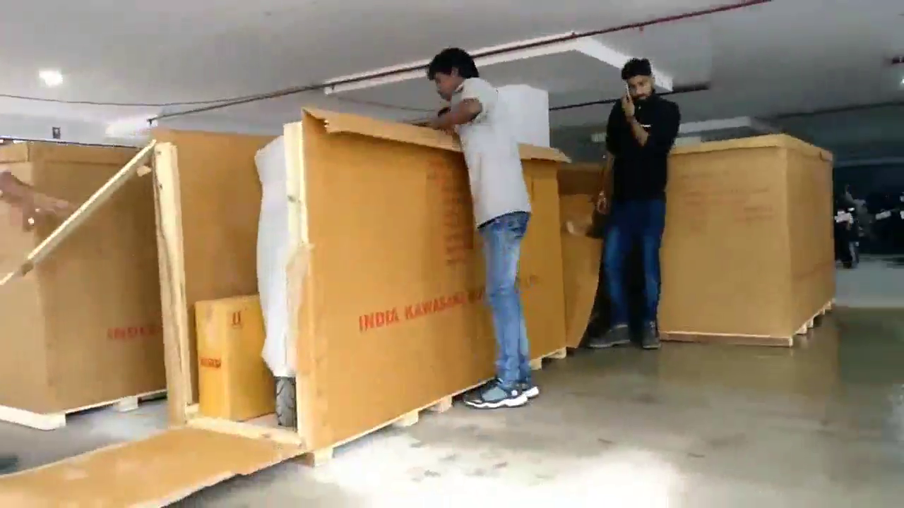 土豪19万订购川崎摩托车刚刚到货，拆开箱子一看不愧是台旅行车