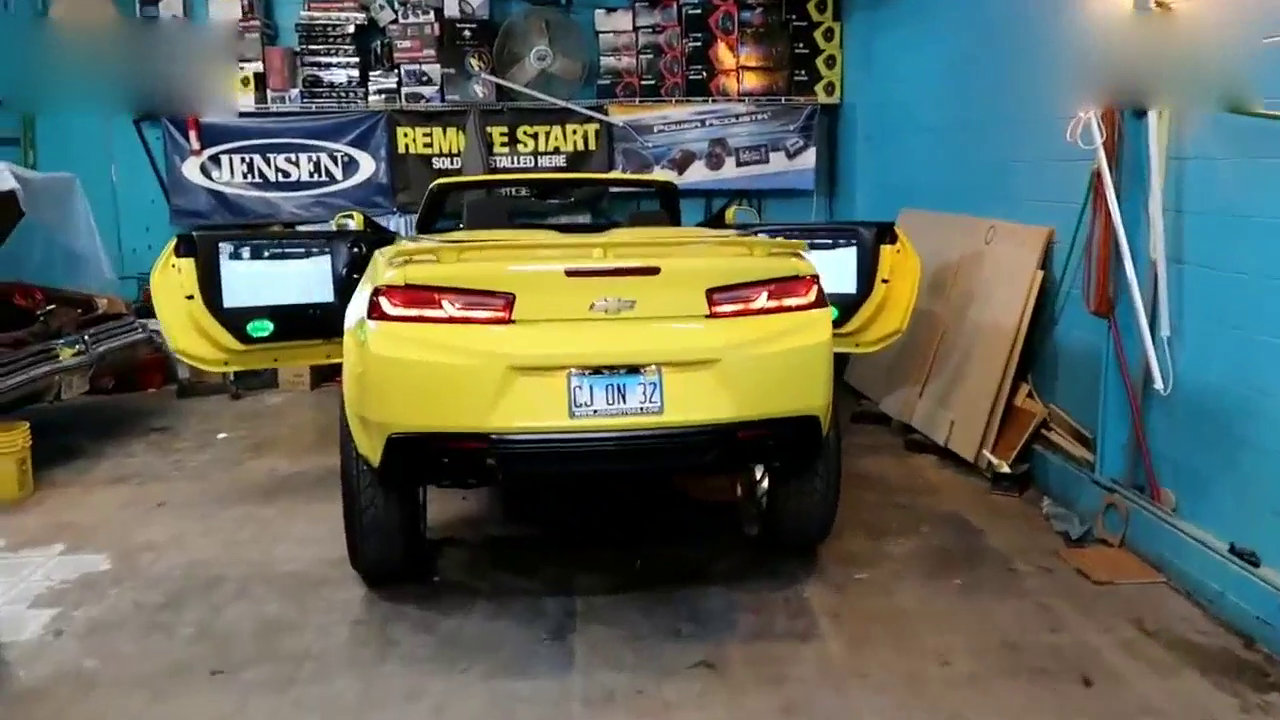 土豪给雪佛兰跑车装上两个液晶电视后，打开车门那一刻霸气开始