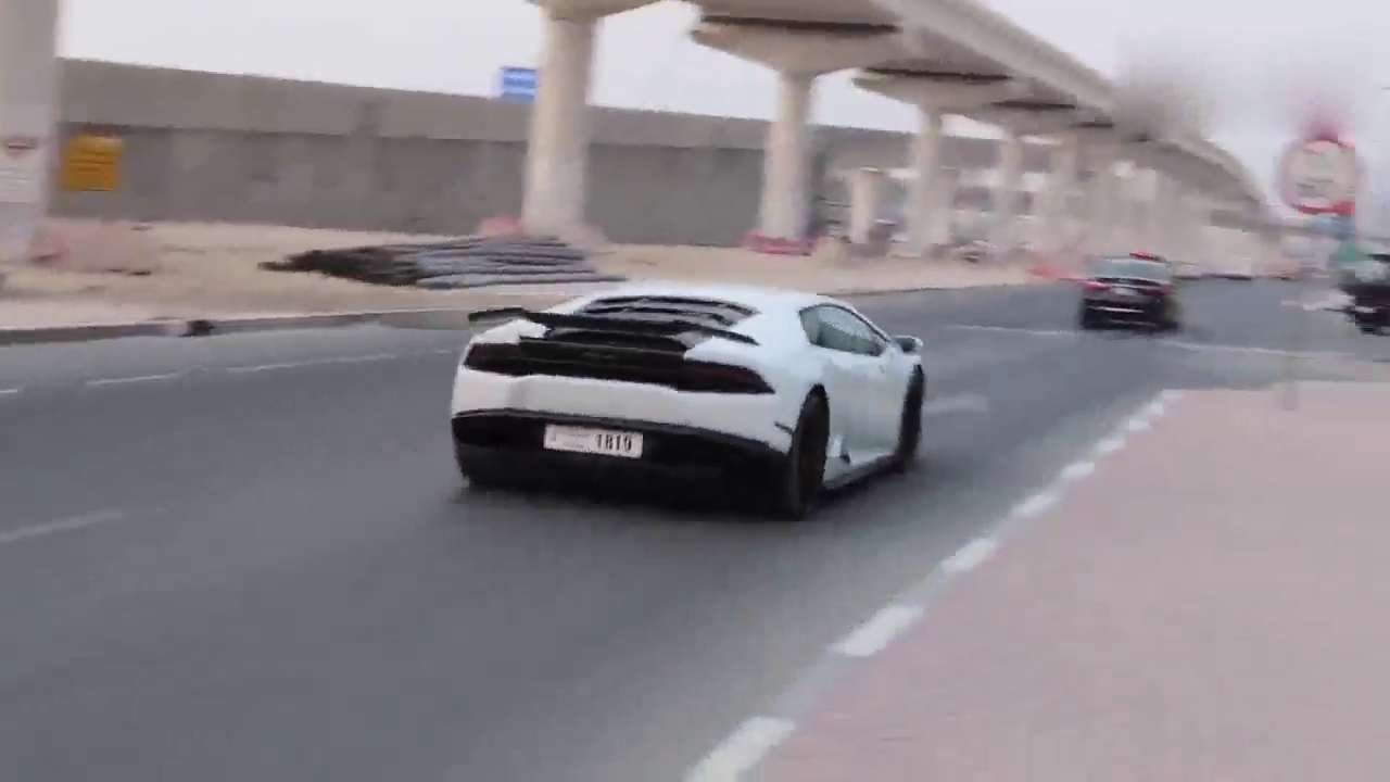 土豪去买1500万的阿波罗跑车，上车的那一刻才是尴尬的开始！