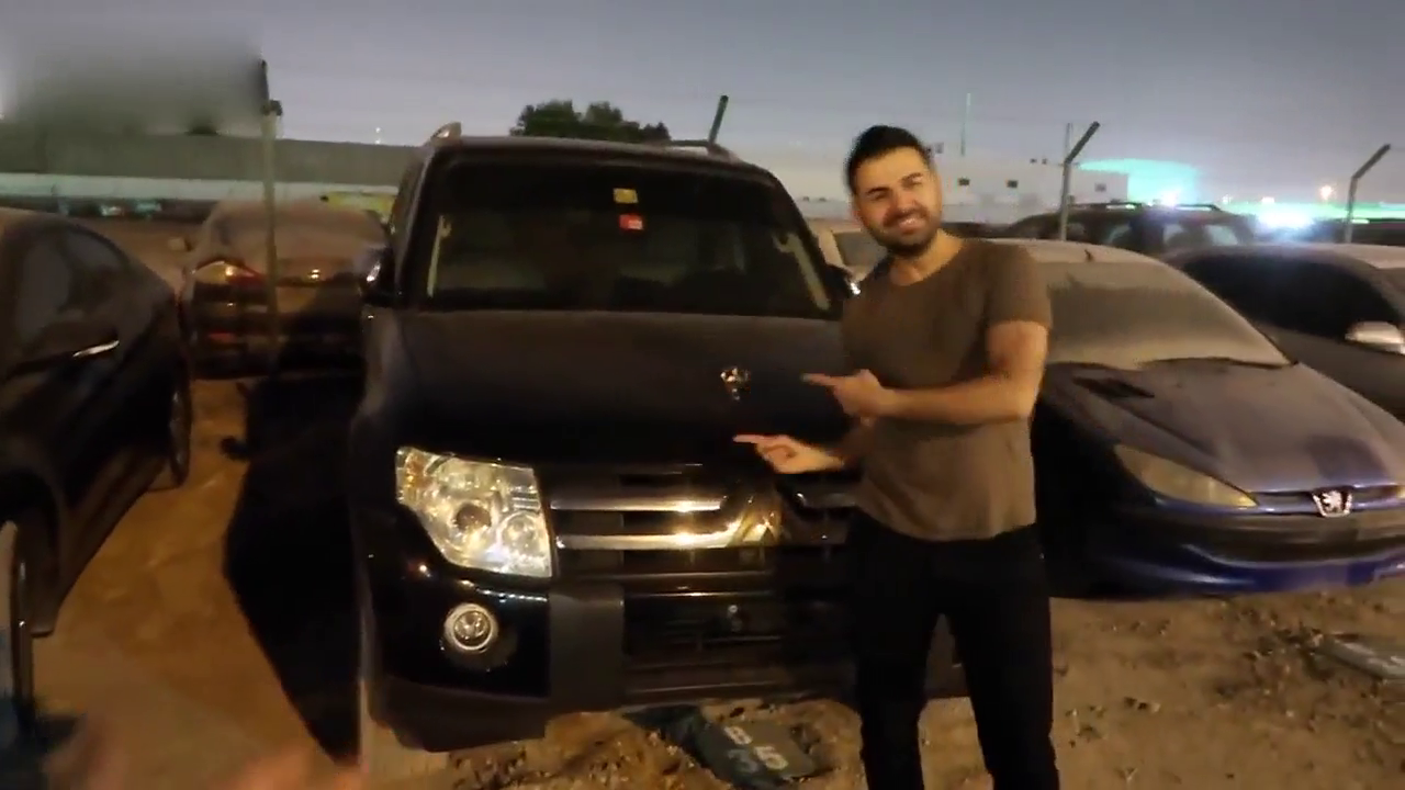 土豪收藏了一辆复古跑车，进入车库掀开车布后才是霸气的开始！