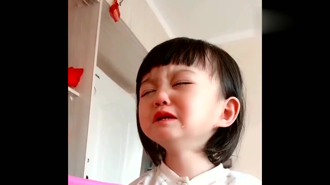 小女孩一直哭着喊妈妈,妈妈究竟跑哪去了,这也太过分