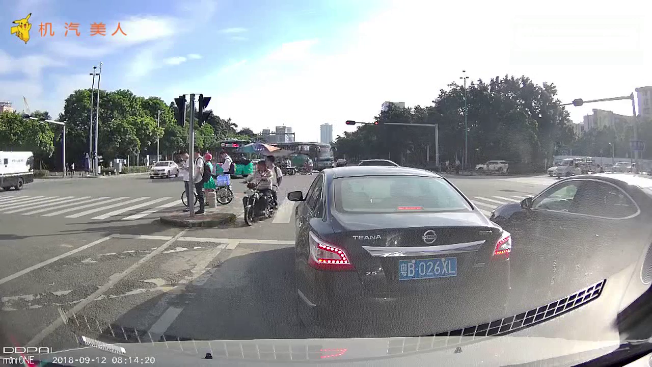 惊险一瞬间！街头大卡车十字口侧翻，泥土撒了一地，造成1死3伤