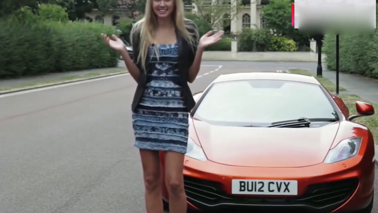 大长腿美女上跑车时候尴尬了， 网友：耍酷需要代价！