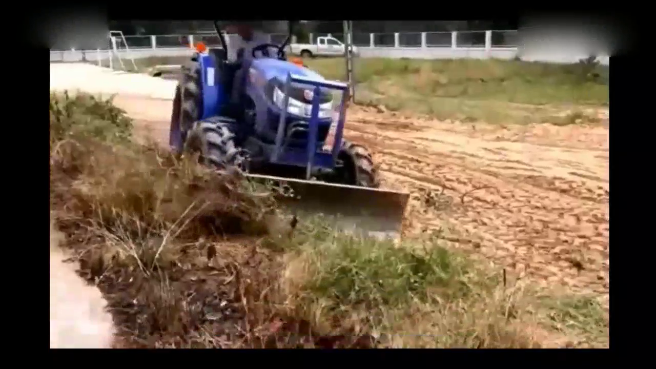 工地上地面找平，大卡车拉土，拖拉机负责铲平，比人工快100倍