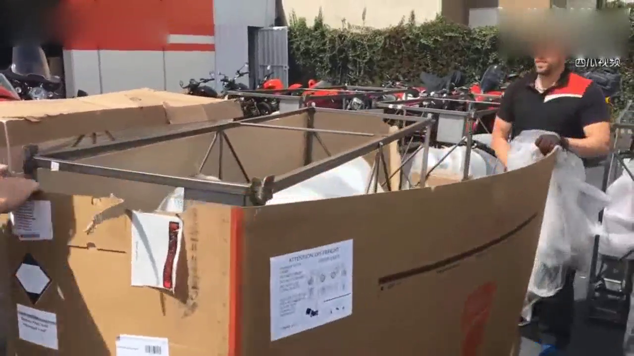 杜卡迪新跑车到货，拆开车箱那一刻彻底被美到了