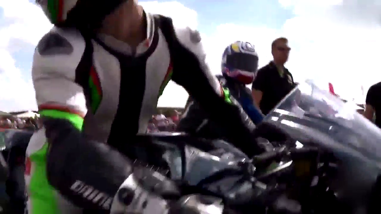 100万的摩托车一把油门拧到底，500万的跑车瞬间失去了光彩