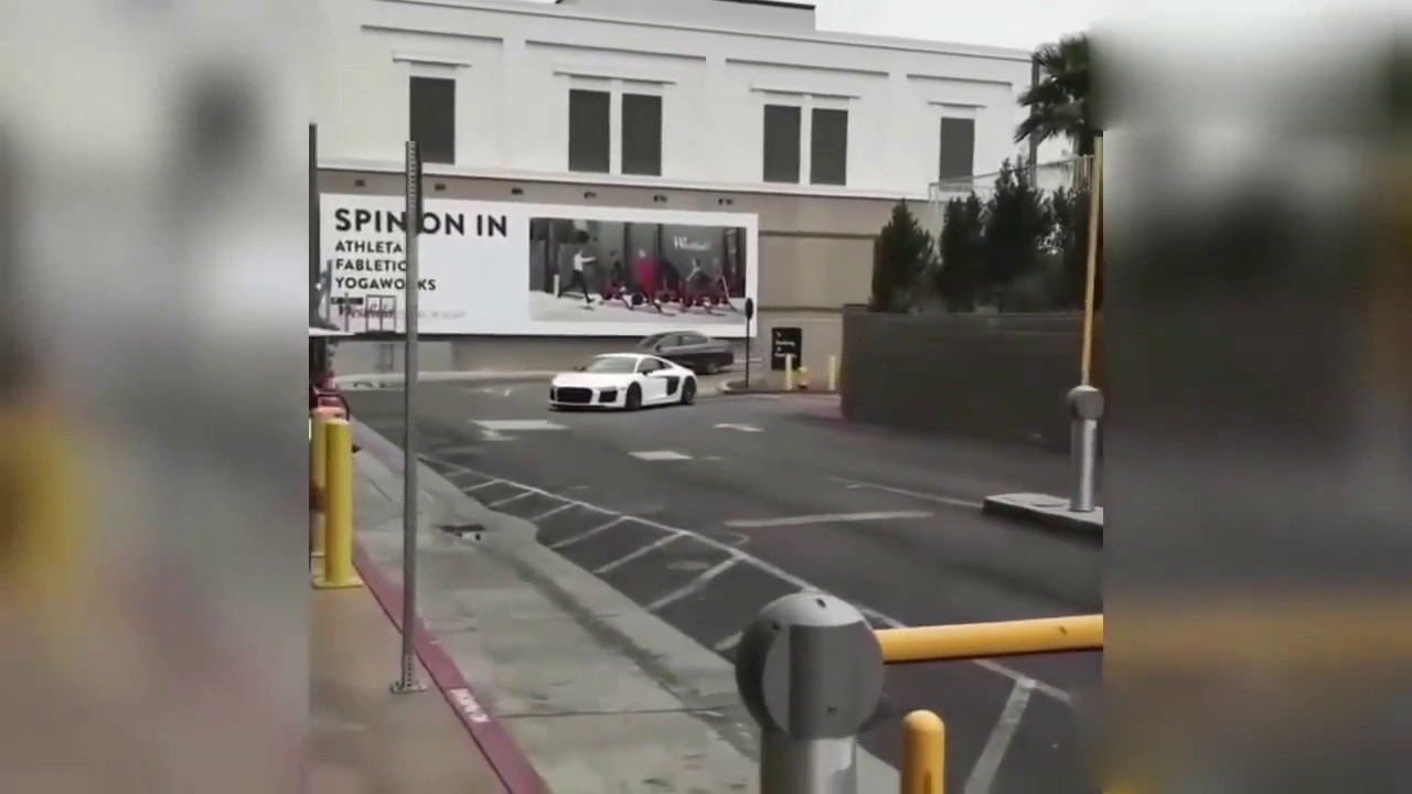 有钱人开超跑是这样逃避停车费的，太赖皮了