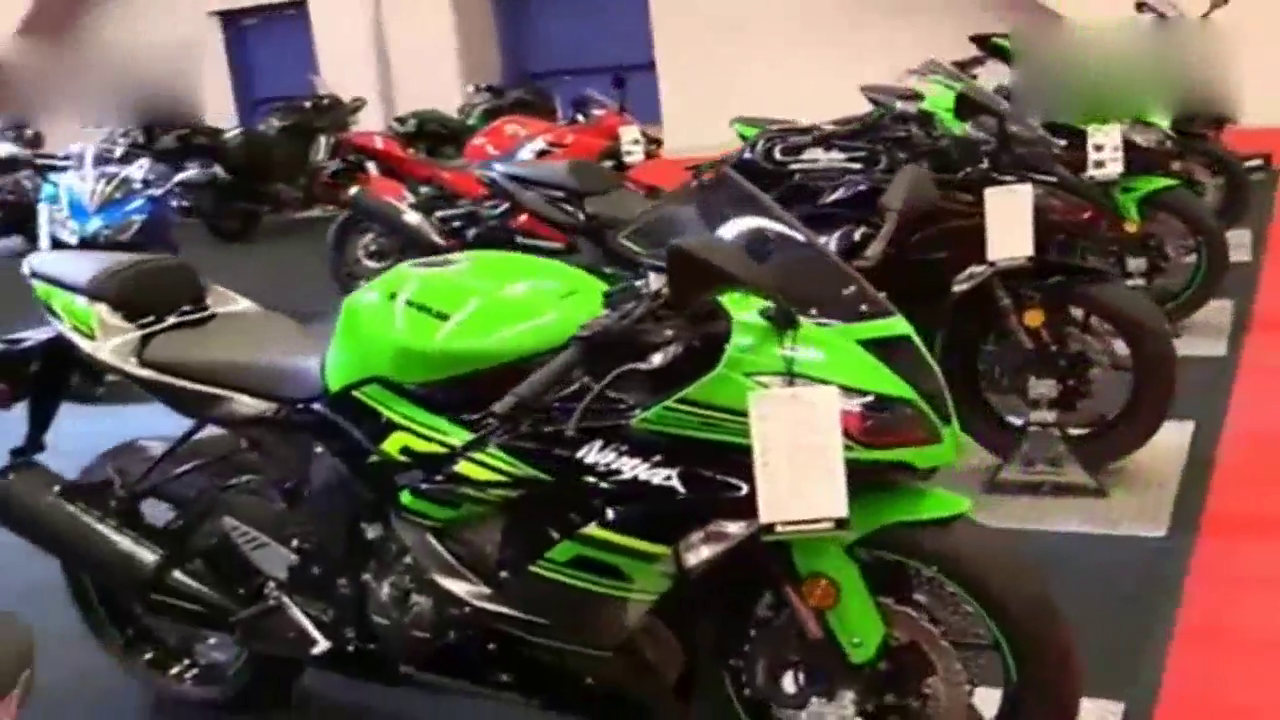 车展上发现一款喜欢的摩托车，一问价格后背湿了，赶紧就走