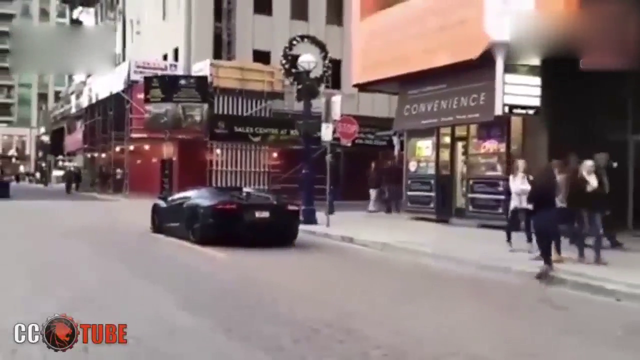 敞篷兰博基尼跑车遇到下雨天，10秒钟后全都是霸气！