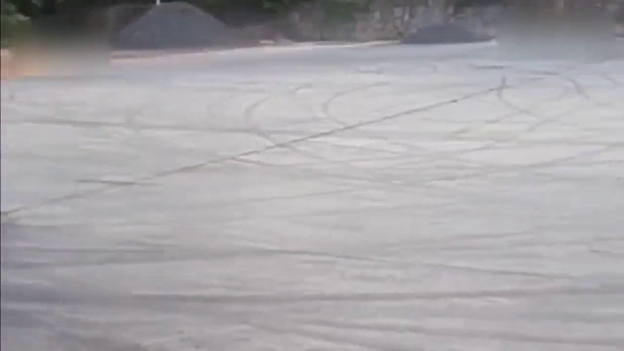 改装后的五菱敞篷跑车，烧胎，漂移玩的真是溜！