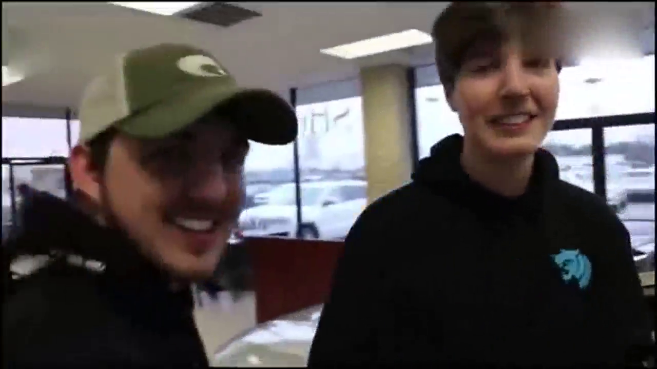 成年富二代购买跑车，店长竟无视他！刷卡时店长尴尬了！