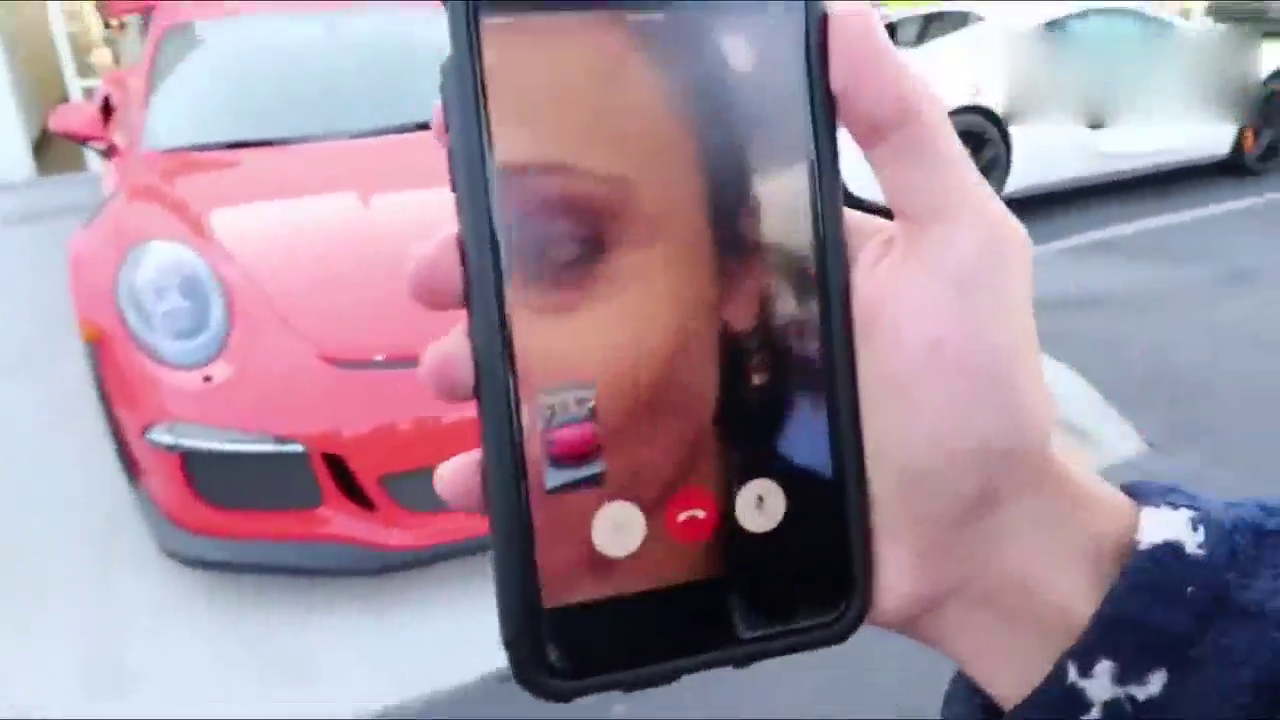 弟弟送哥哥辆保时捷跑车 豪车散发出迷人的魅力！