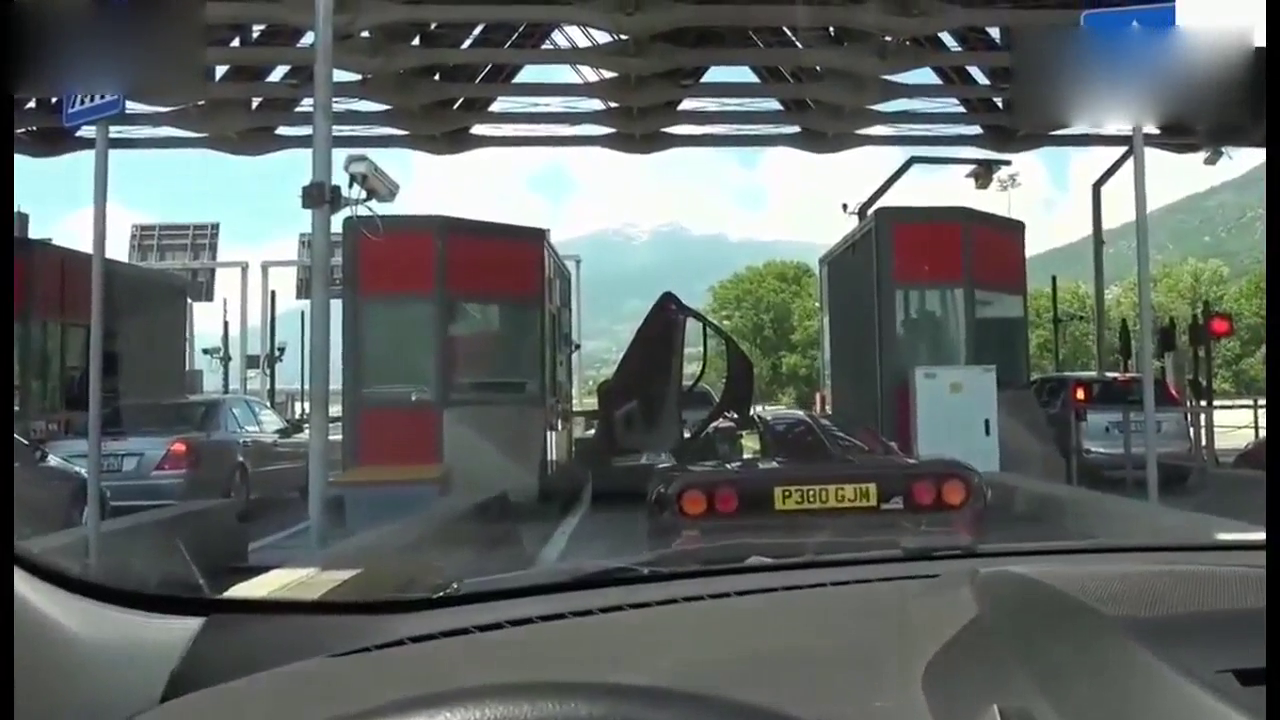 当迈凯伦跑车遇到高速收费站，车主尴尬了！