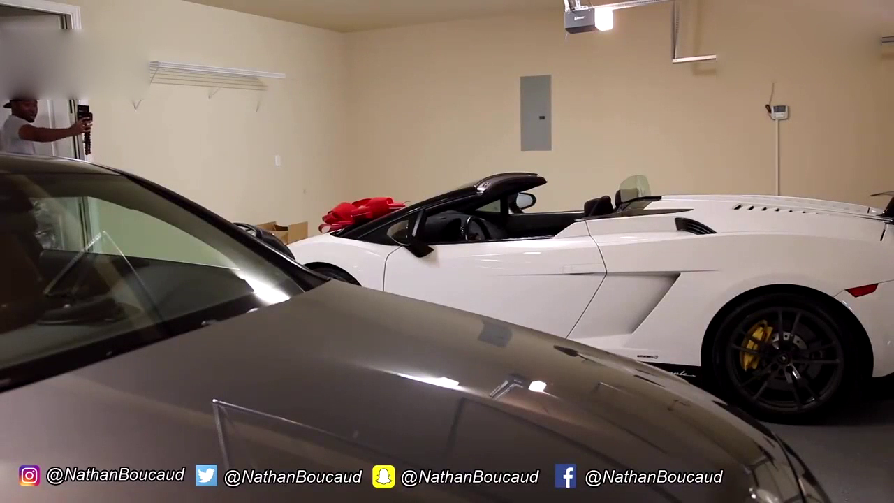 男子送一辆兰博基尼跑车给女友作为礼物，女孩当场感动哭了！