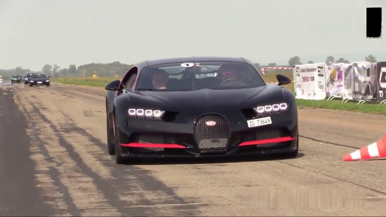 布加迪跑车赛道比拼，踩下油门的瞬间轰鸣声真好听