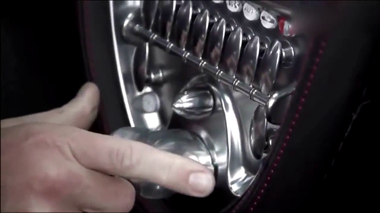 帕加尼Huayra奢华跑车有着一个酷似U盘的钥匙，启动时轰鸣