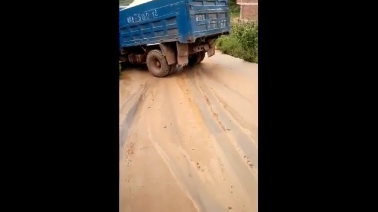 大卡车一路飘到了地里