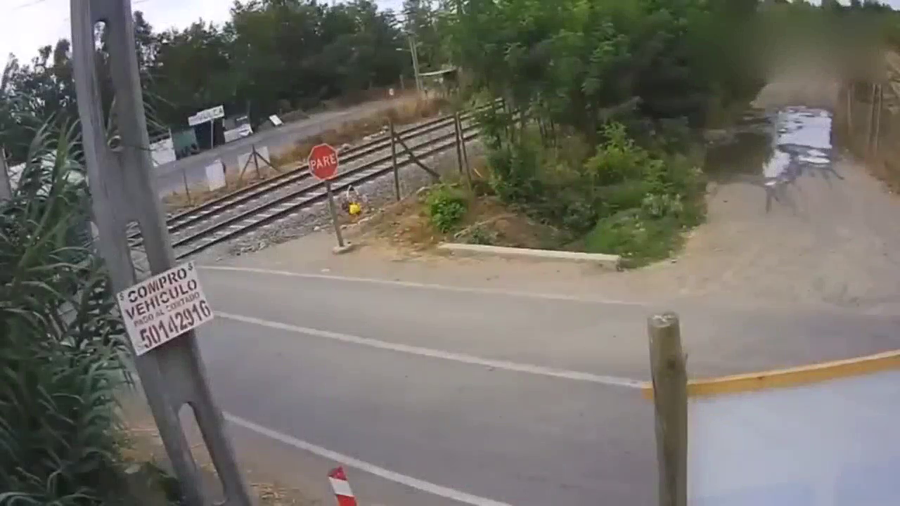 极速“斩首” 铁道路口卡车被货车撞散