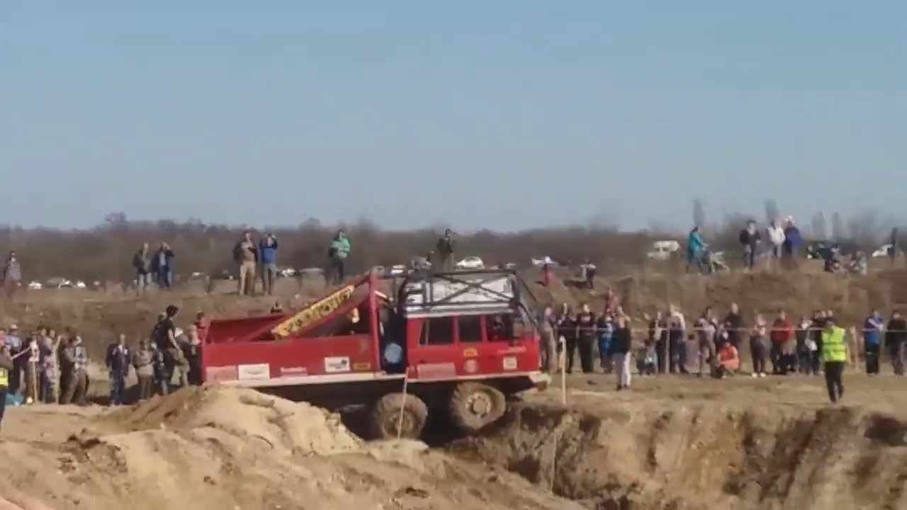 霸气！太拖拉越野卡车被困，老司机一脚油门就成功脱困