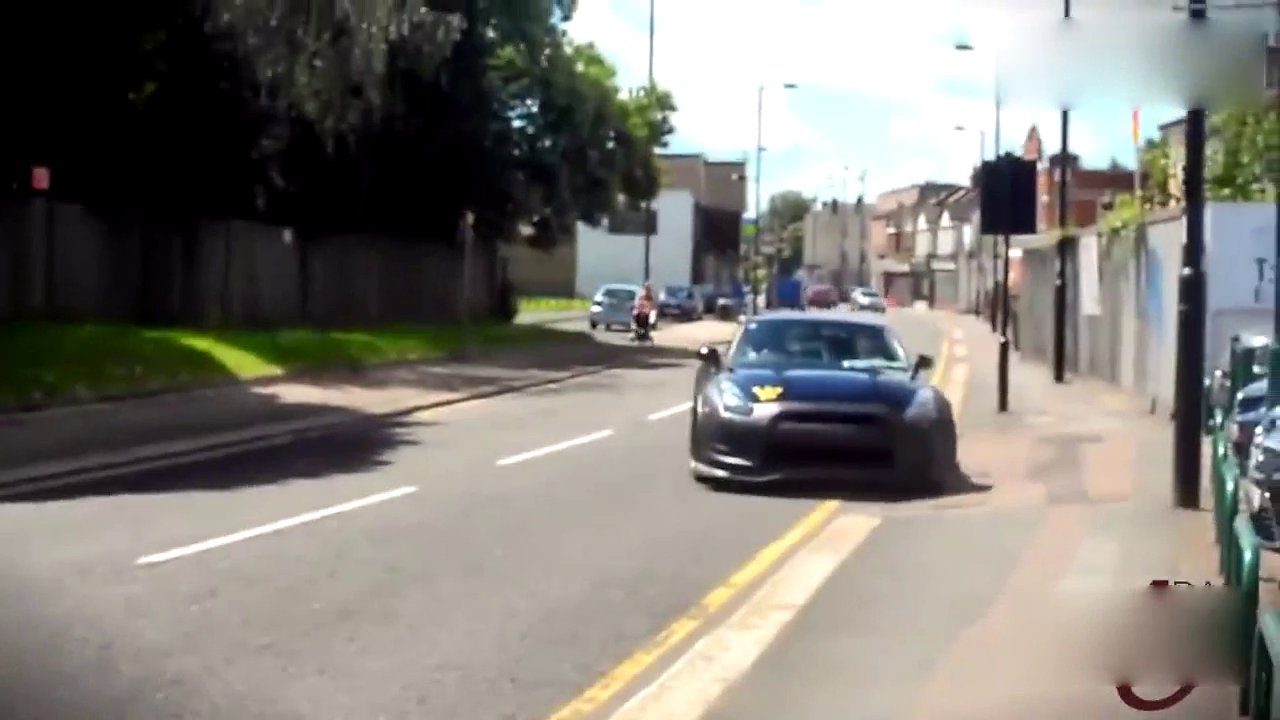 霸气的日产GT-R跑车 黑色车身很大气