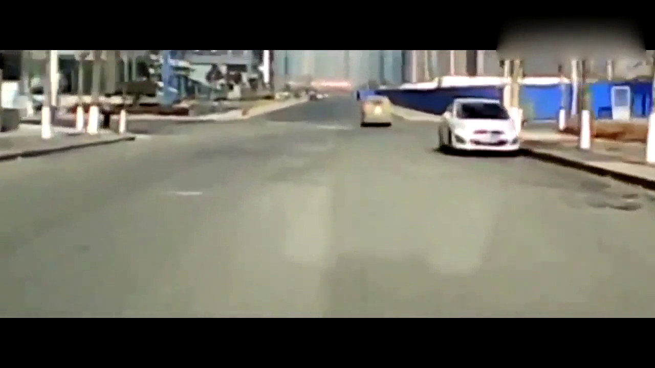 霸气丰田强行超越大卡车，结果只能付出生命的代价