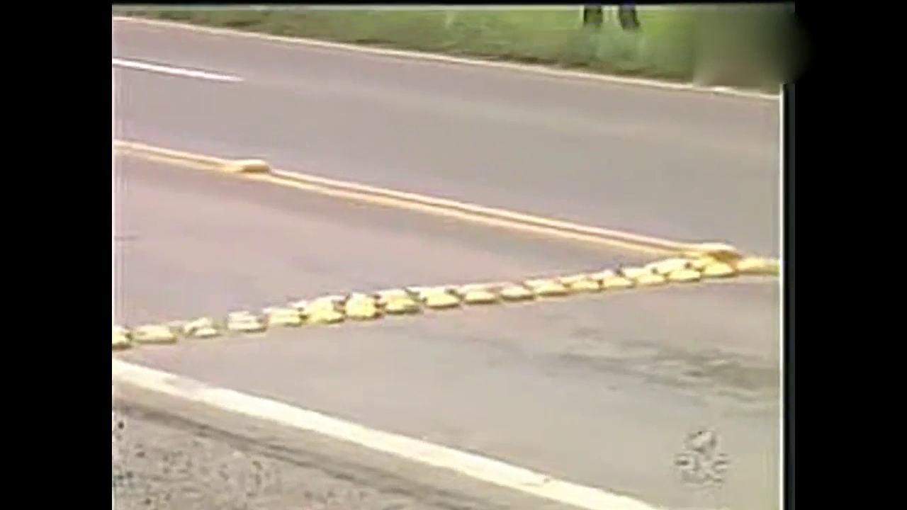 雷人交通事故 卡车被拦腰截断！