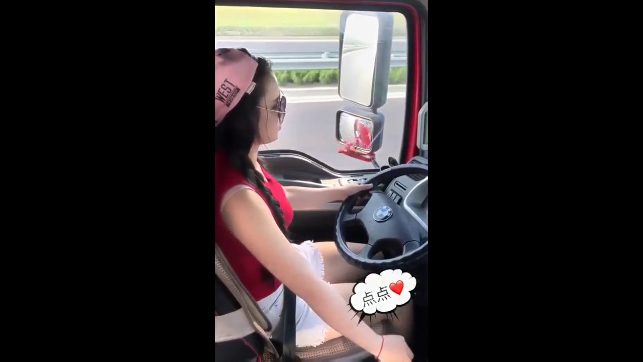 18岁美女开大卡车技术真好，老司机看了都点赞！