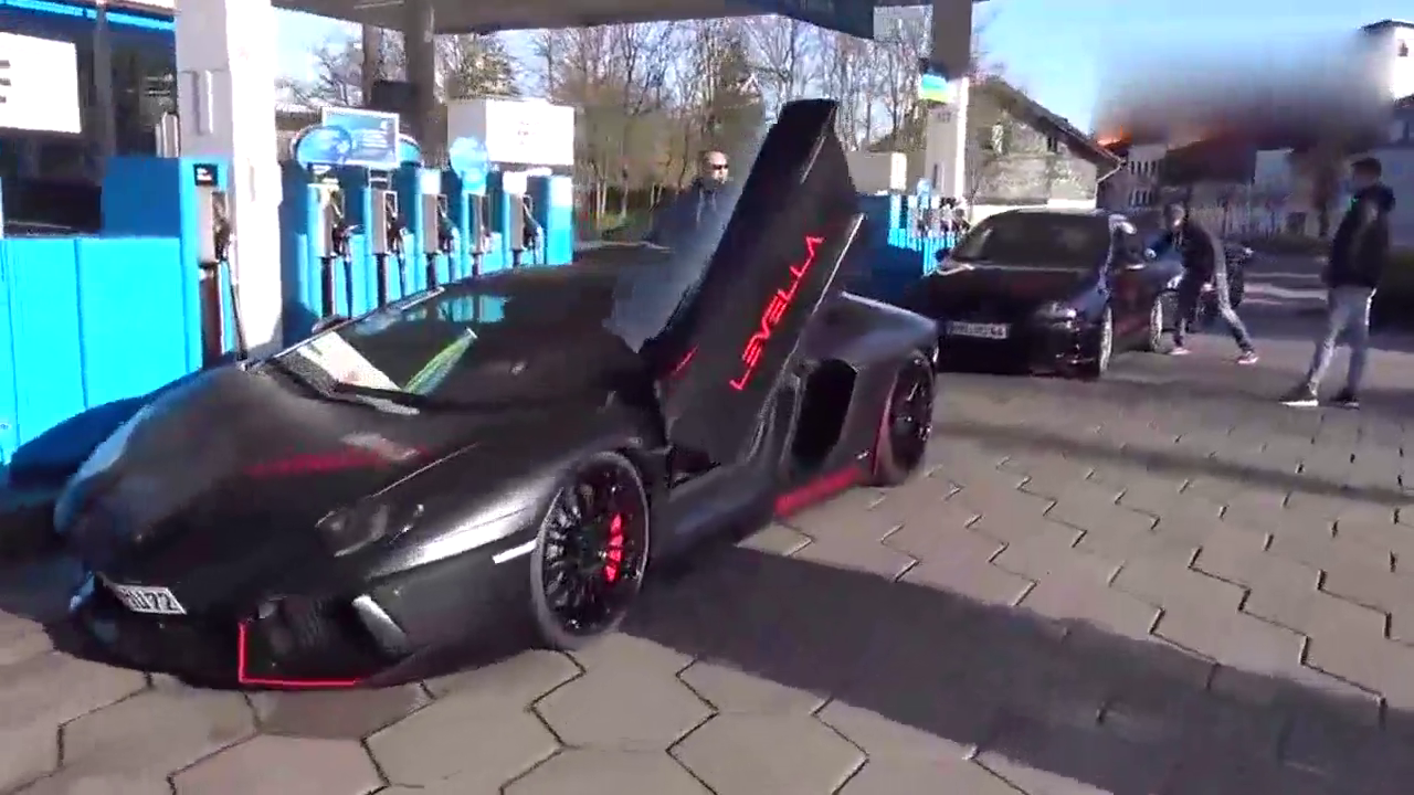 阵仗不小 街拍多辆性能车围攻加油站