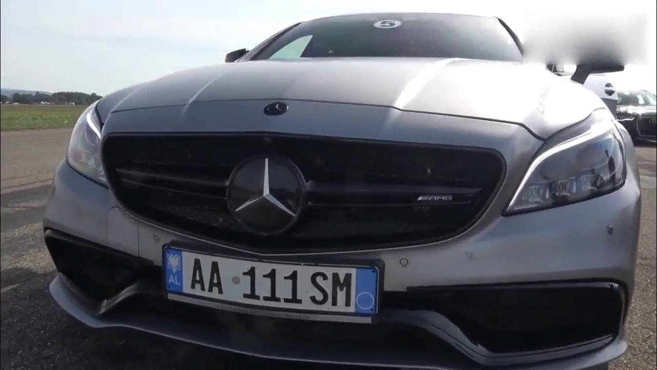 改装后的奔驰，名字叫做巴博斯，和两款经典跑车比赛